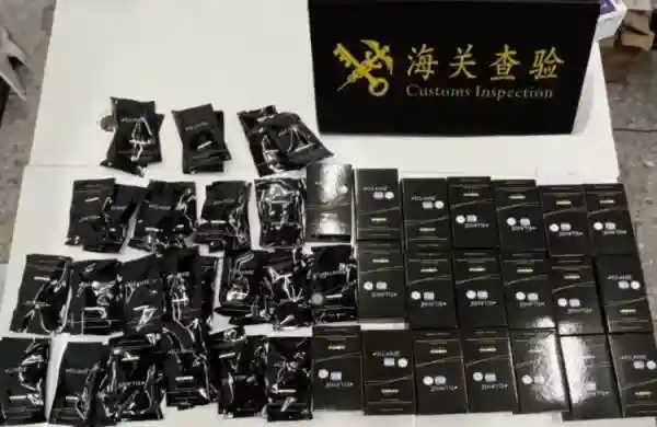 女子双腿绑了40支“少女针”过关，结果……