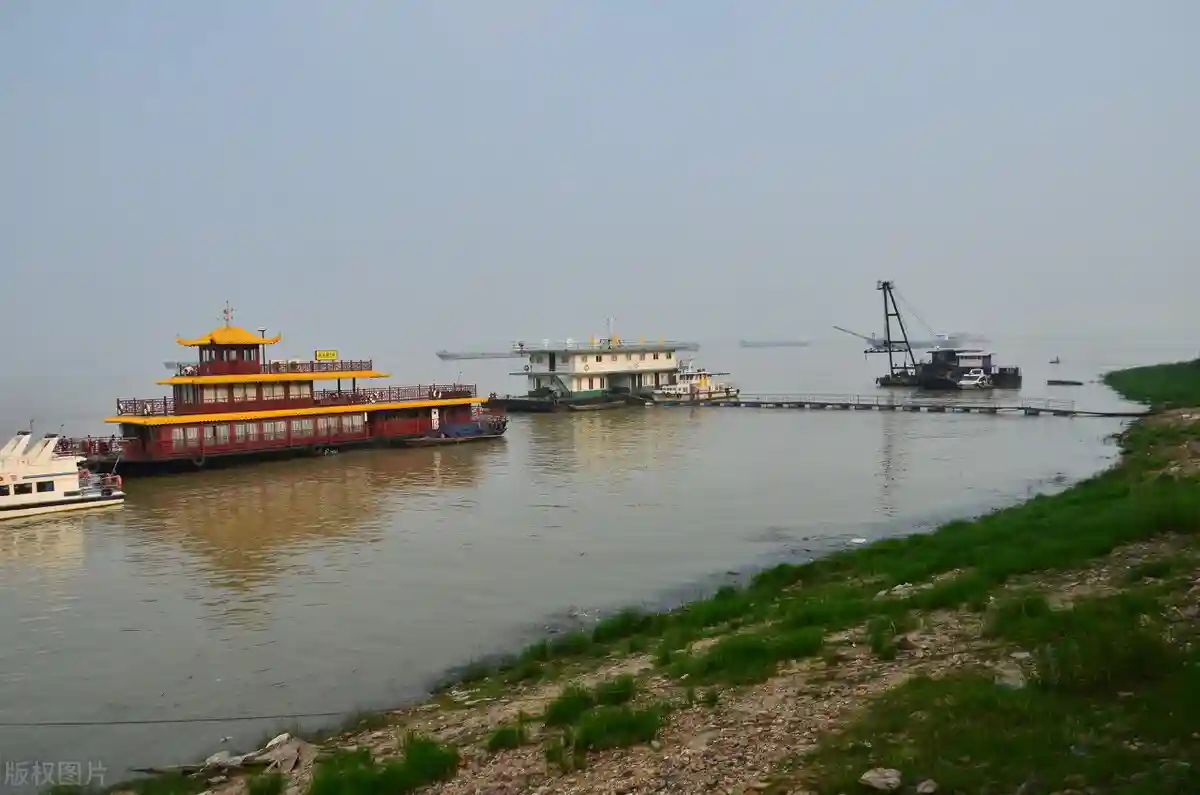 垂钓陌生水域，如何选出最佳钓位？河流湖泊水库钓位选择实用技巧