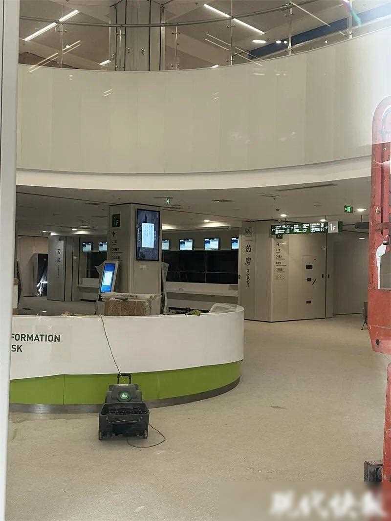 南京苏宁环球购物中心店招，撤了！商场变医院？