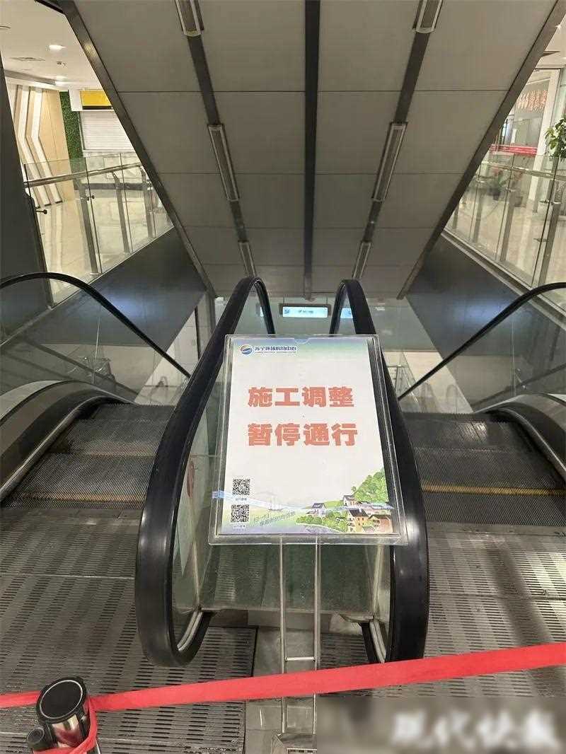 南京苏宁环球购物中心店招，撤了！商场变医院？