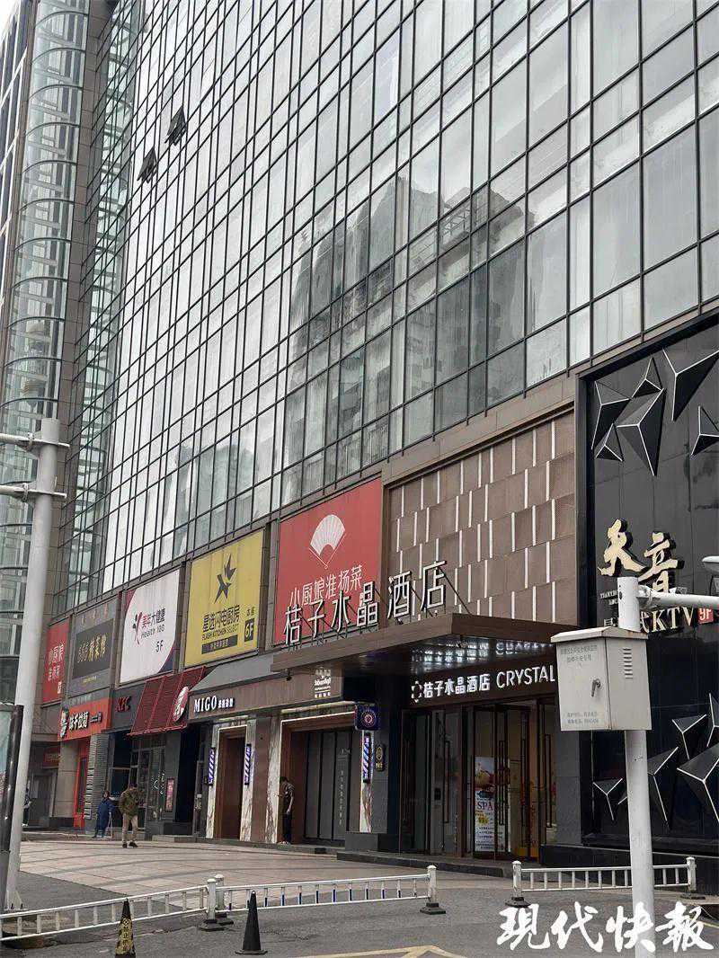 南京苏宁环球购物中心店招，撤了！商场变医院？