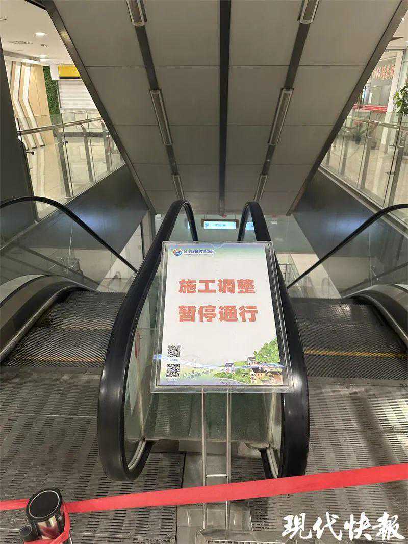 南京苏宁环球购物中心店招，撤了！商场变医院？